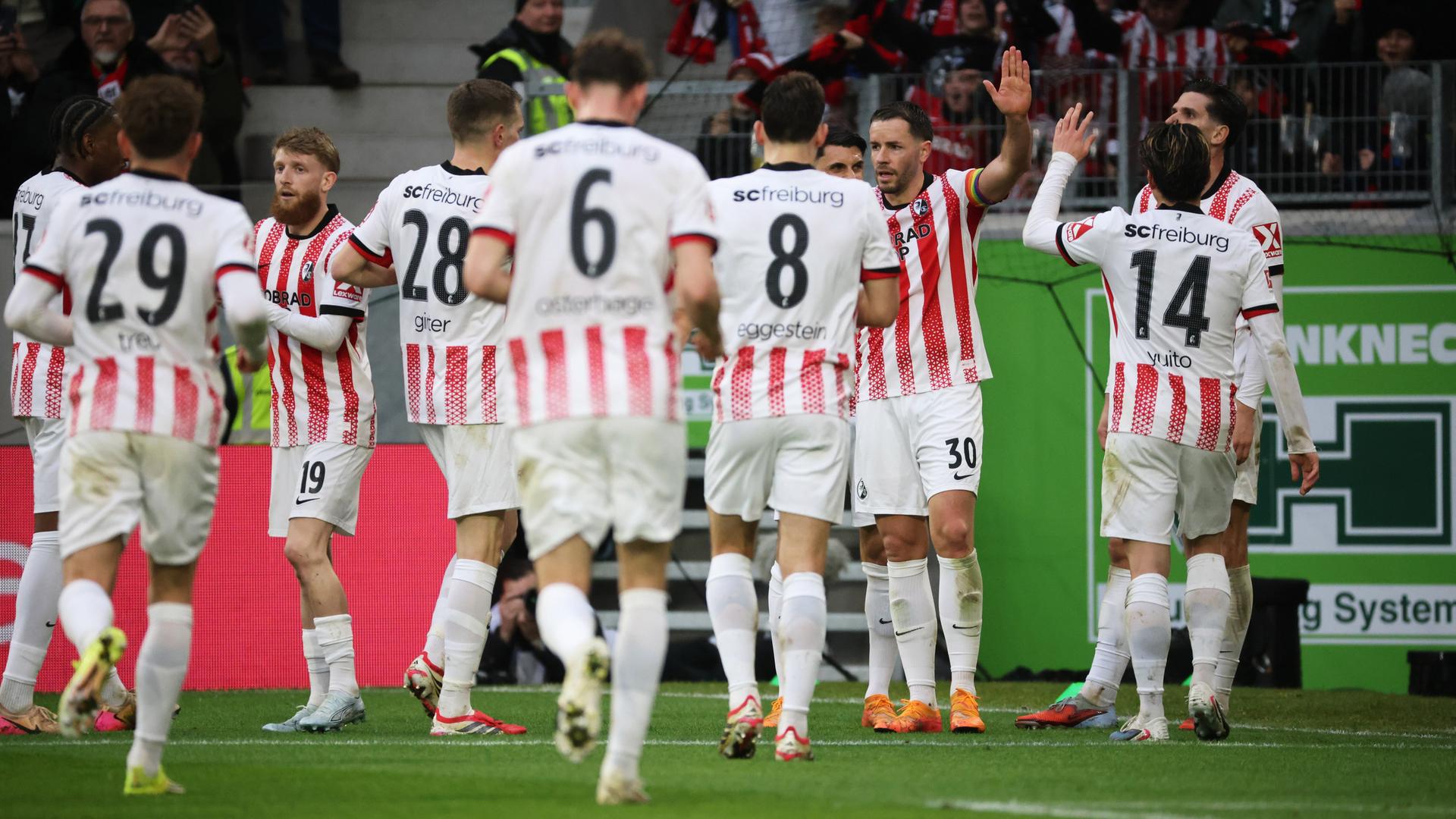 Europa-Park Stadion: Spieler des SC Freiburg jubeln über das 2:0.