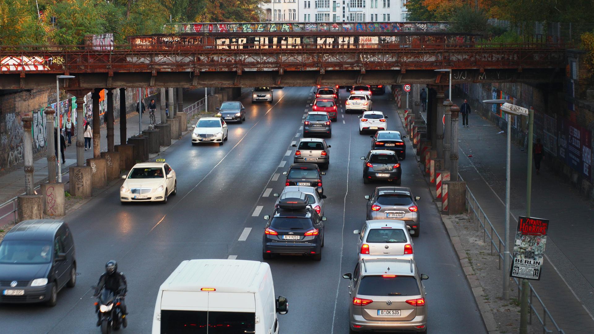 17.10.2018, Berlin: Autos fahren und stehen im Berufsverkehr auf der YorkstraÃe unter den historischen, noch unsanierten Yorkbrücken. Die Brücken wurden abgebaut und sollen saniert werden. Foto: Wolfram Steinberg/dpa
