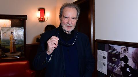 Edgar Reitz steht in dem Zimmer einer Filmproduktionsfirma.