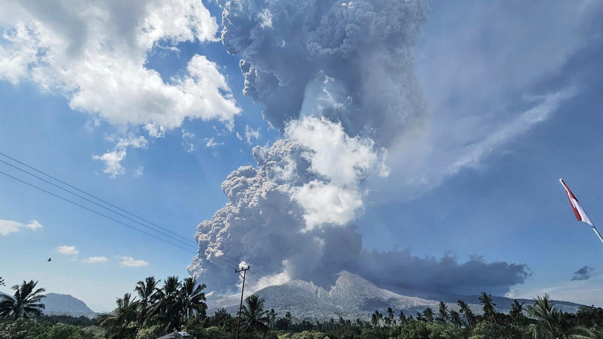 Man sieht eine hohe Aschewolke aus dem indonesischen Vulkan Lewotobi Laki-Laki. Man sieht eine hohe Aschewolke aus dem indonesischen Vulkan Lewotobi Laki-Laki.