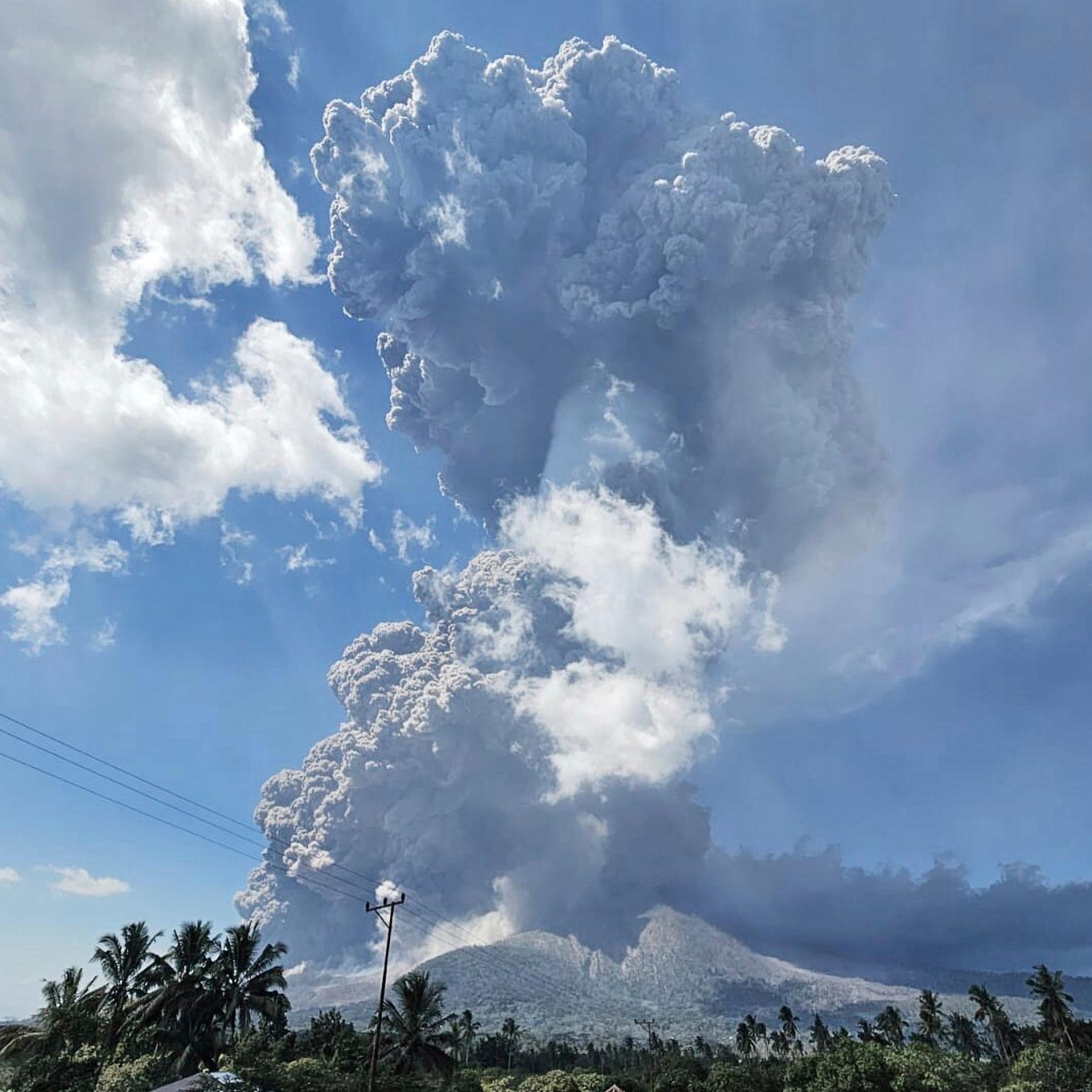 Indonesien - Vulkan erneut ausgebrochen - höchste Warnstufe verhängt