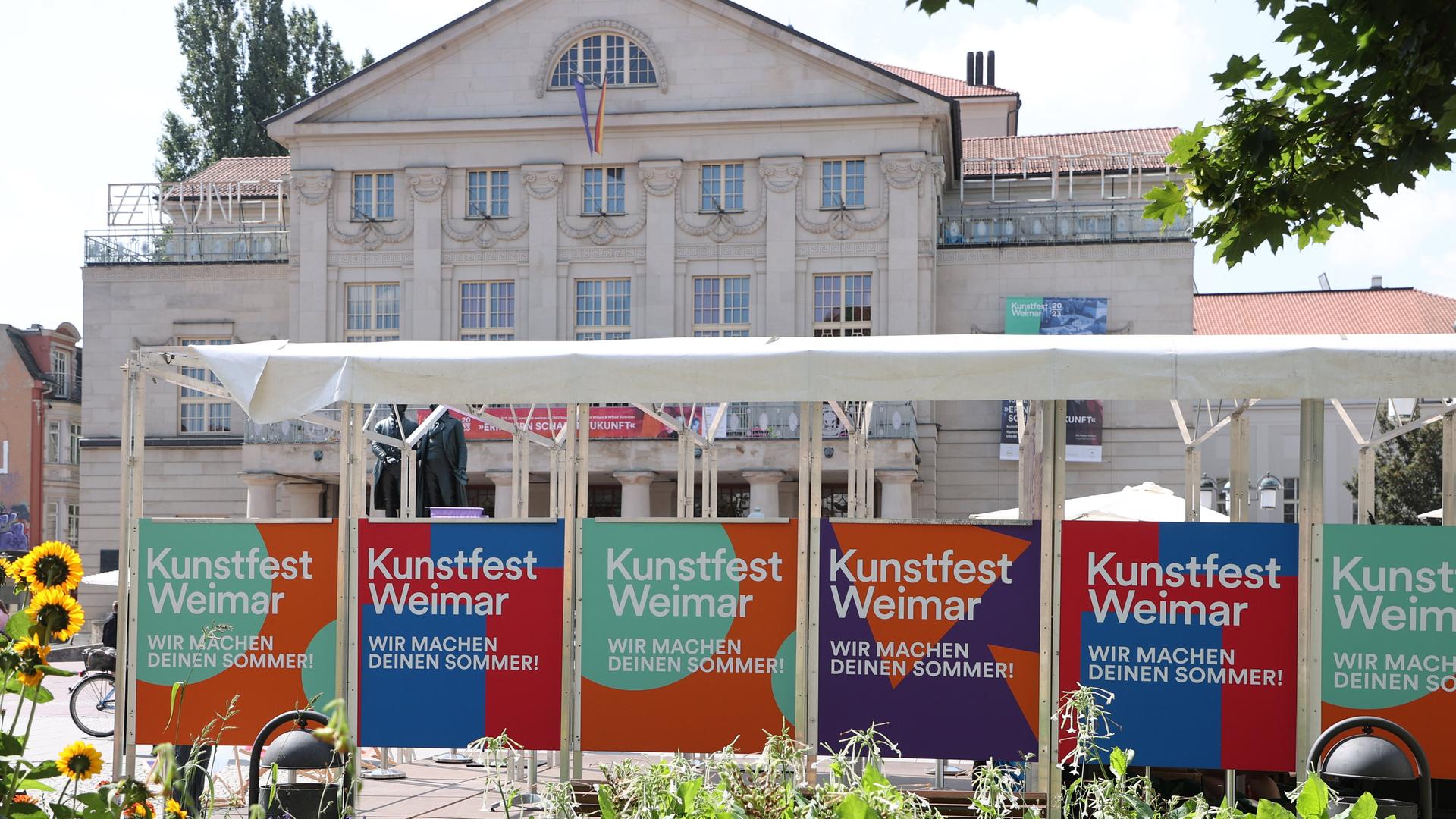 Werbetafeln für das Kunstfest Weimar stehen auf dem Theaterplatz der Stadt.