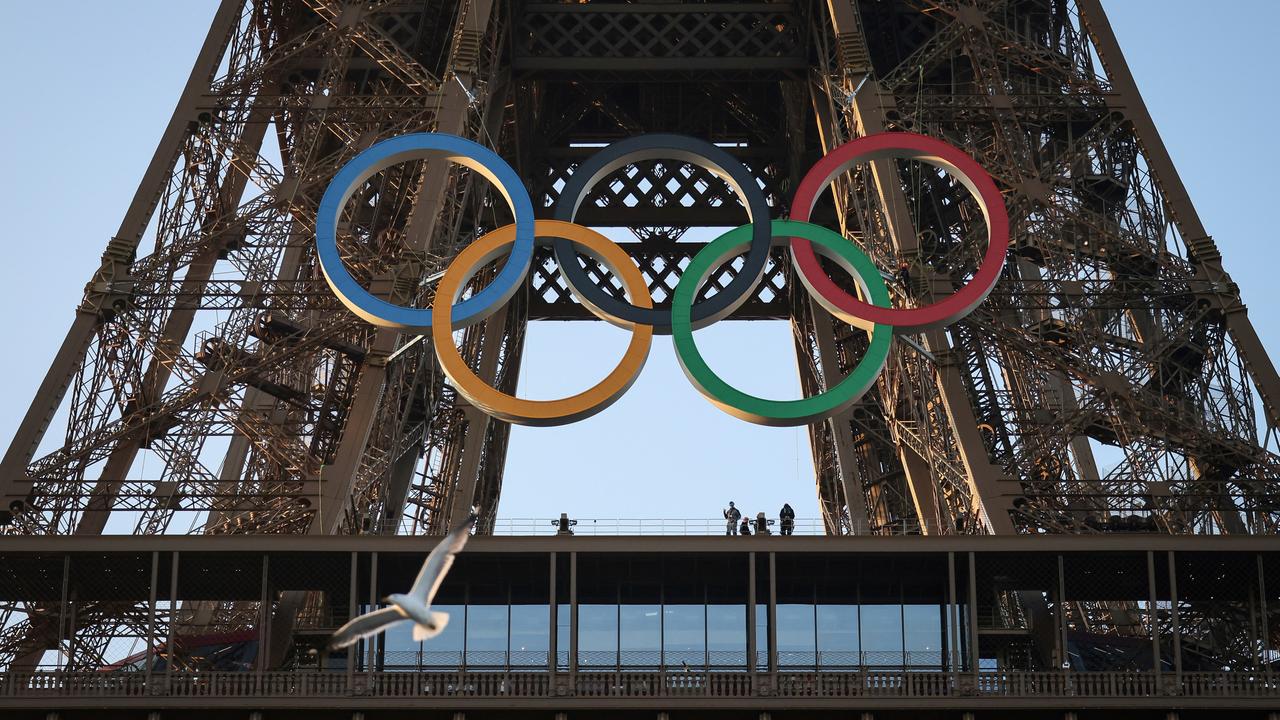 Die olympischen Ringe sind auf dem Eiffelturm in Paris zu sehen.