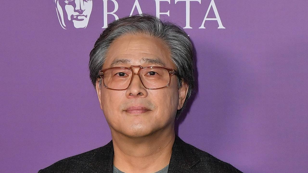Der Regisseur Park Chan-wook schaut in die Kamera. 