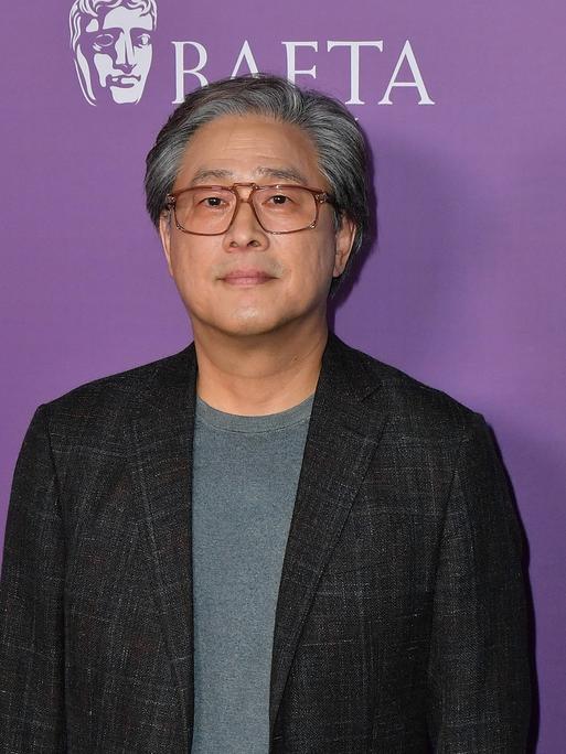 Der Regisseur Park Chan-wook schaut in die Kamera. 