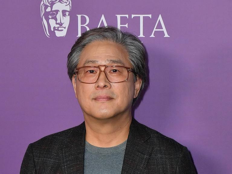 Der Regisseur Park Chan-wook schaut in die Kamera. 