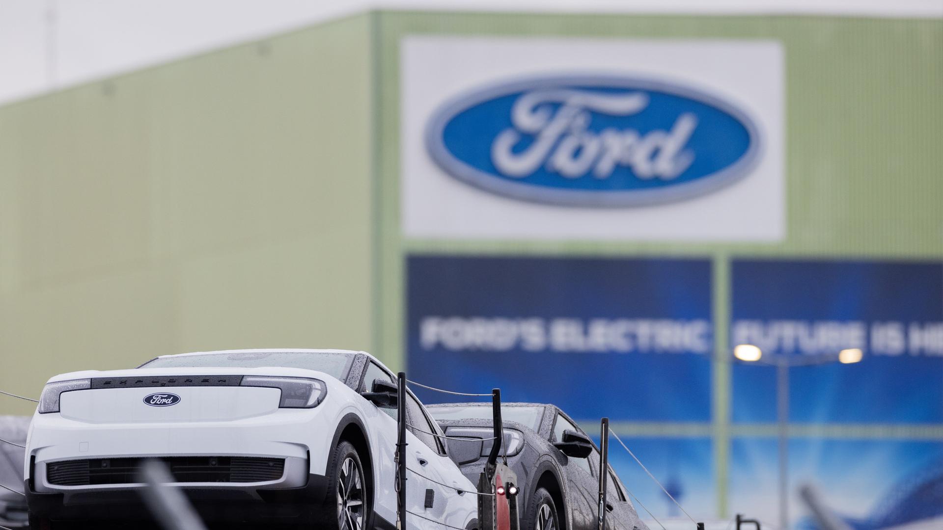 Elektroautos vom Typ Explorer stehen auf Autotransportern auf dem Werksgelände von Ford in Köln.