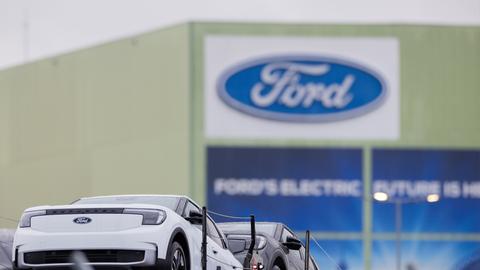 Elektroautos vom Typ Explorer stehen auf Autotransportern auf dem Werksgelände von Ford in Köln.