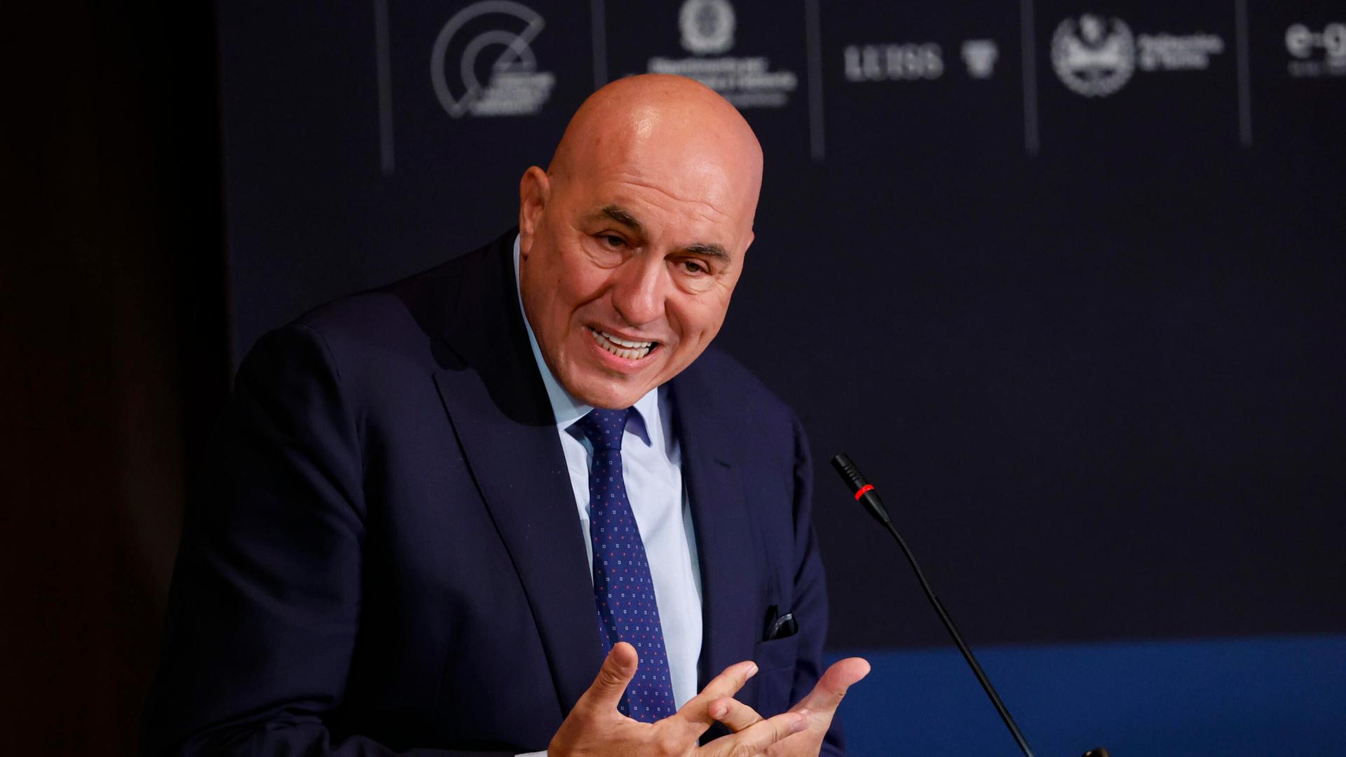 Der italienische Verteidigungsminister Guido Crosetto spricht und gestikuliert.