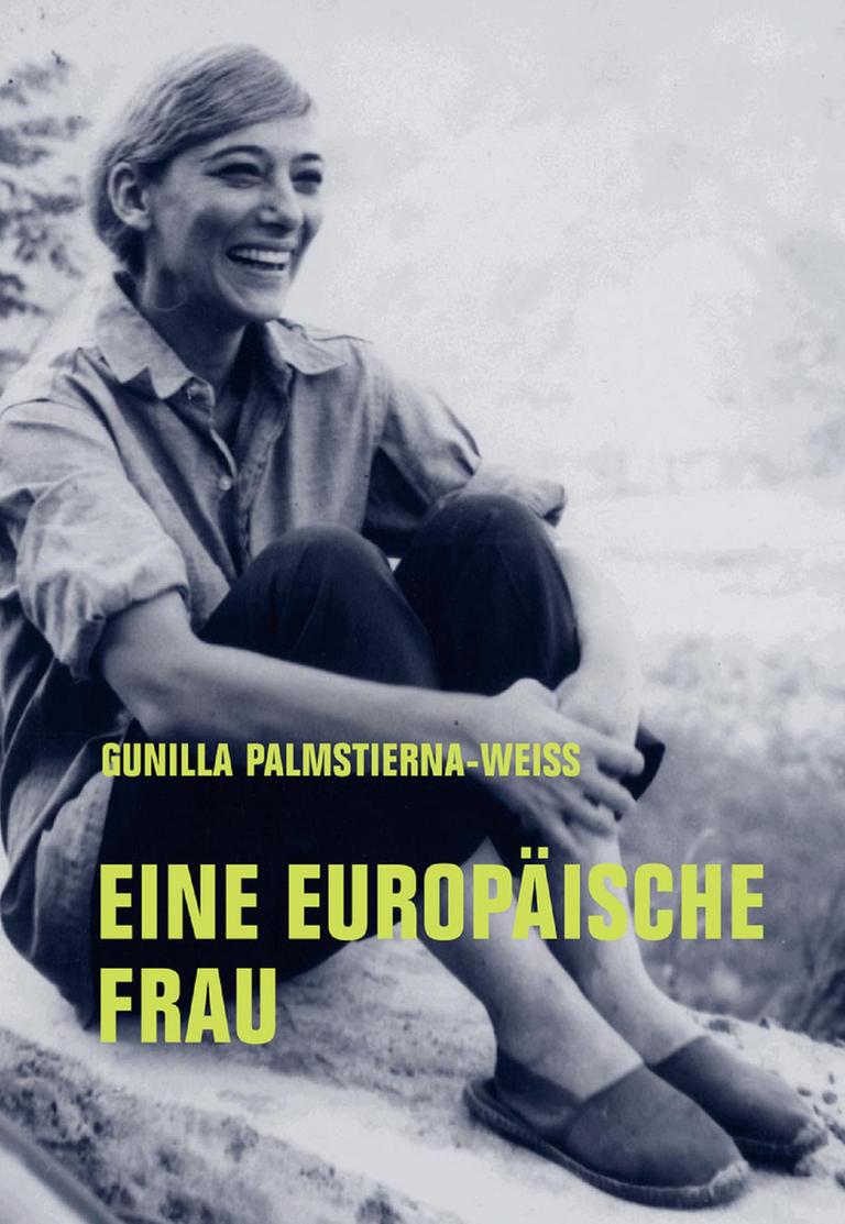 Cover des Buchs "Eine europäische Frau" von Gunilla Palmstierna-Weiss. Eine Frau sitzt mit angewinkelten Beinen auf dem Boden und lacht.