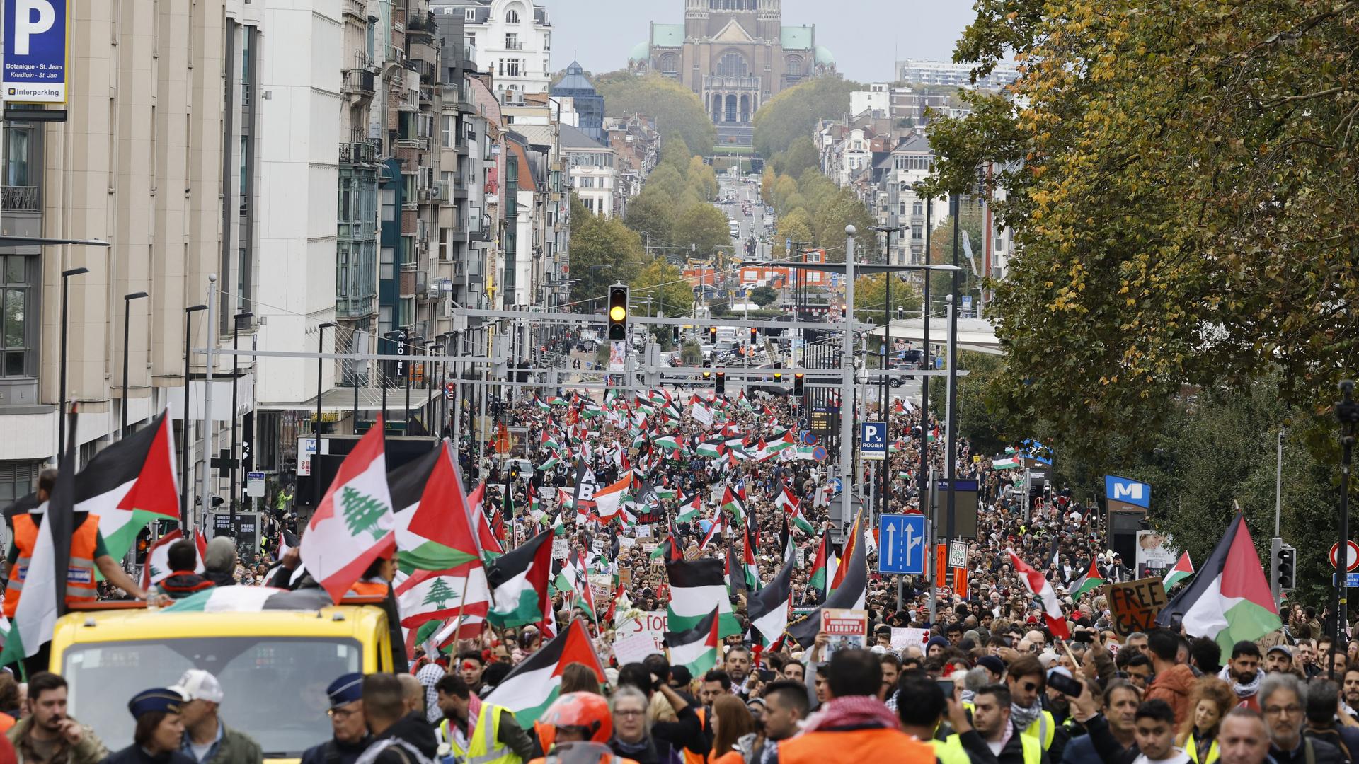 Zahlreiche Menschen nehmen in Brüssel an einer pro-palästinensischen Demonstration teil, um einen sofortigen Waffenstillstand im Gazastreifen und im Libanon zu fordern. 