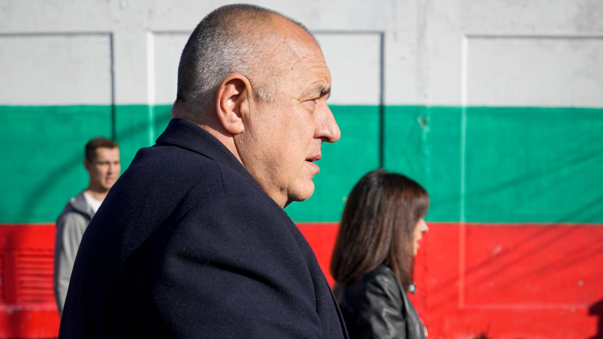 Sofia: Der ehemalige bulgarische Ministerpräsident Bojko Borissow geht mit Anhängern spazieren, nachdem er seine Stimme in einem Wahllokal in Bankya am Stadtrand von Sofia abgegeben hat.