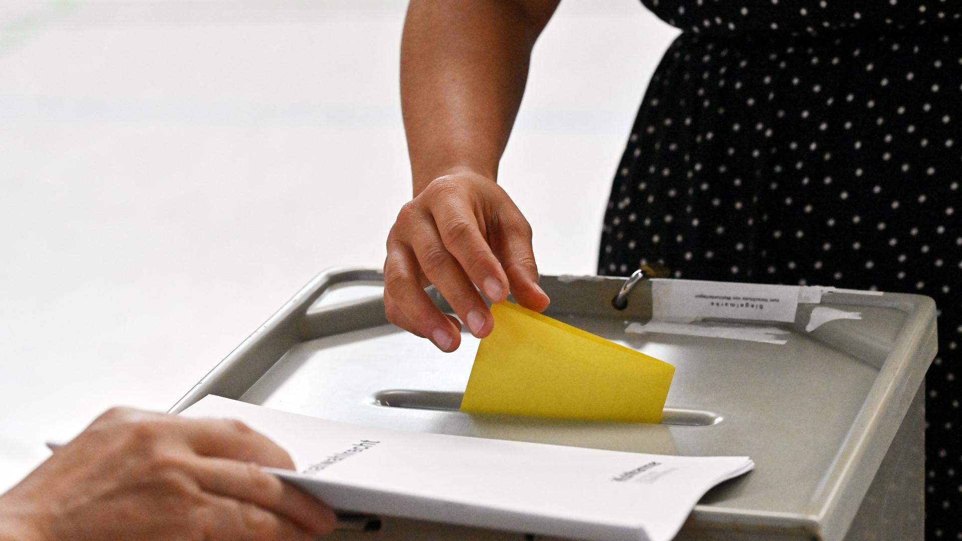 Eine Frau wählt im Wahllokal in der Meng-Hämm-Arena für die Stichwahl des Landrats im Landkreis Sonneberg. Der AfD-Landtagsabgeordnete Robert Sesselmann tritt in der Stichwahl gegen Jürgen Köpper (CDU) an.
