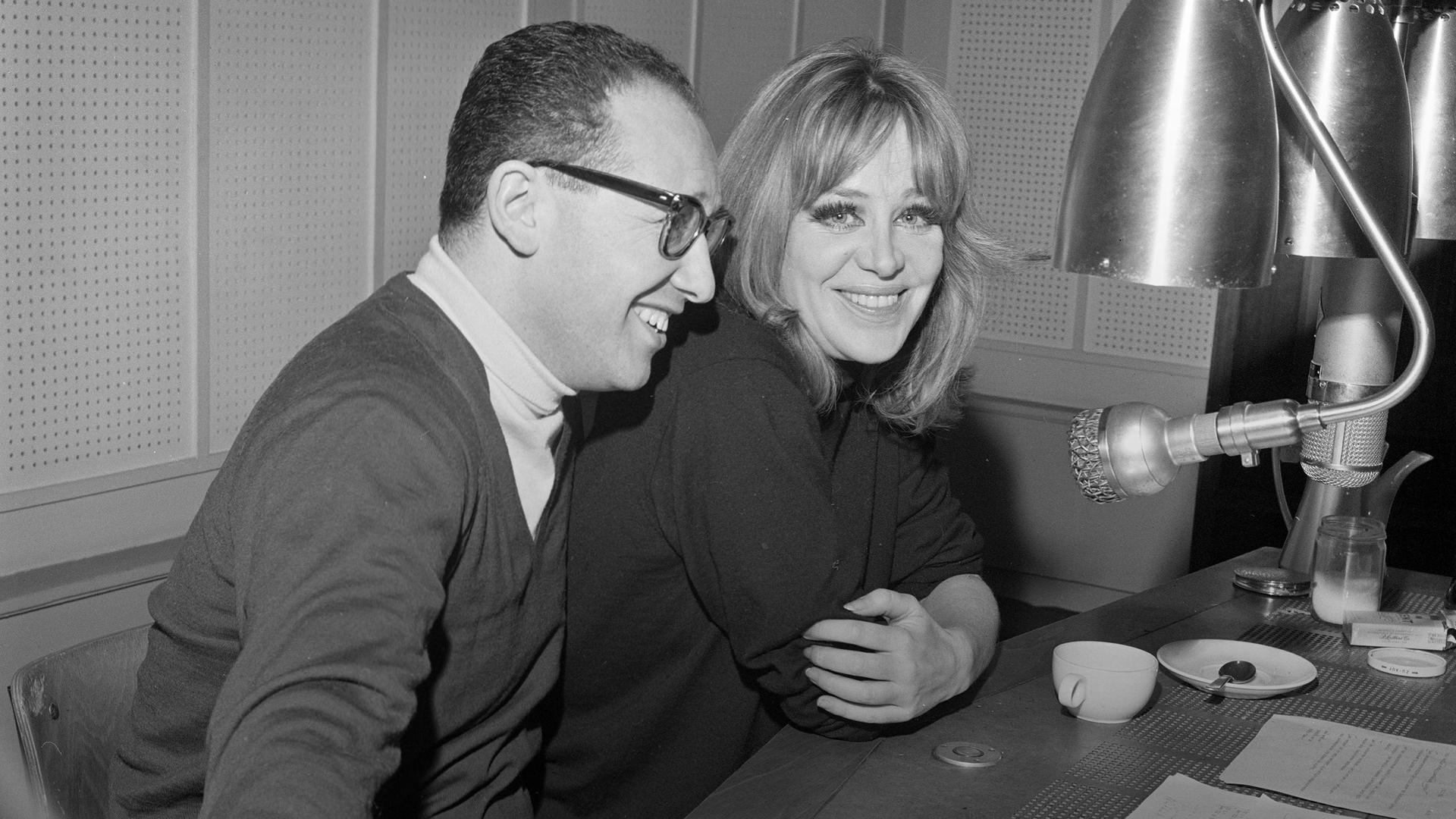 Hildegard Knef im RIAS-Studio für die Sendung "Was gibt's Neues" 1966.