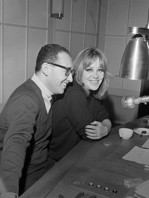 Hildegard Knef im RIAS-Studio für die Sendung "Was gibt's Neues" 1966.