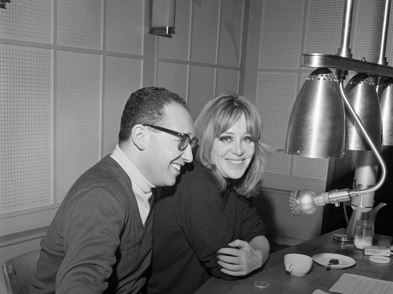 Hildegard Knef im RIAS-Studio für die Sendung "Was gibt's Neues" 1966.