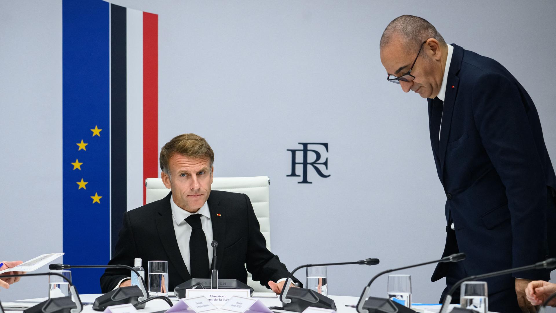 Der französische Präsident Emmanuel Macron und der französische Innenminister Laurent Nunez nehmen an einer interministeriellen Krisensitzung unter dem Vorsitz des französischen Präsidenten im Élysée-Palast in Paris teil. Der französische Präsident Emmanuel Macron und der französische Innenminister Laurent Nunez nehmen an einer interministeriellen Krisensitzung unter dem Vorsitz des französischen Präsidenten im Élysée-Palast in Paris teil.