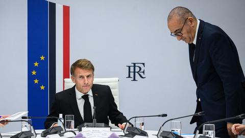 Der französische Präsident Emmanuel Macron und der französische Innenminister Laurent Nunez nehmen an einer interministeriellen Krisensitzung unter dem Vorsitz des französischen Präsidenten im Élysée-Palast in Paris teil.
