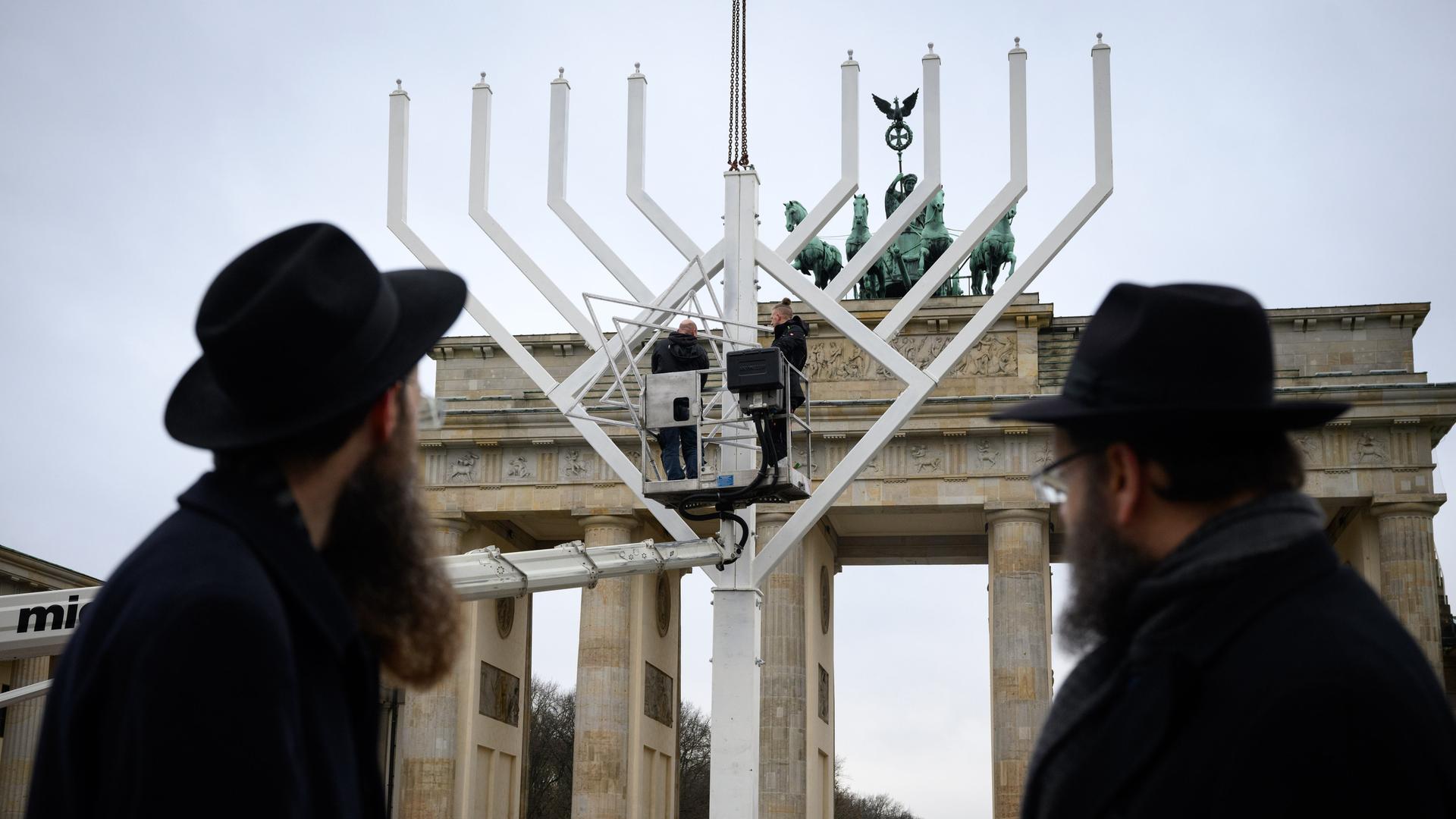 Rabbi Shmuel Segal (l) und Rabbiner Yehuda Teichtal, Vorsitzender der Jüdischen Gemeinde Chabad Berlin, stehen bei der Einweihung des nach Veranstalterangaben größten Chanukka-Leuchters Europas auf dem Pariser Platz in Berlin. Rabbi Shmuel Segal (l) und Rabbiner Yehuda Teichtal, Vorsitzender der Jüdischen Gemeinde Chabad Berlin, stehen bei der Einweihung des nach Veranstalterangaben größten Chanukka-Leuchters Europas auf dem Pariser Platz in Berlin.