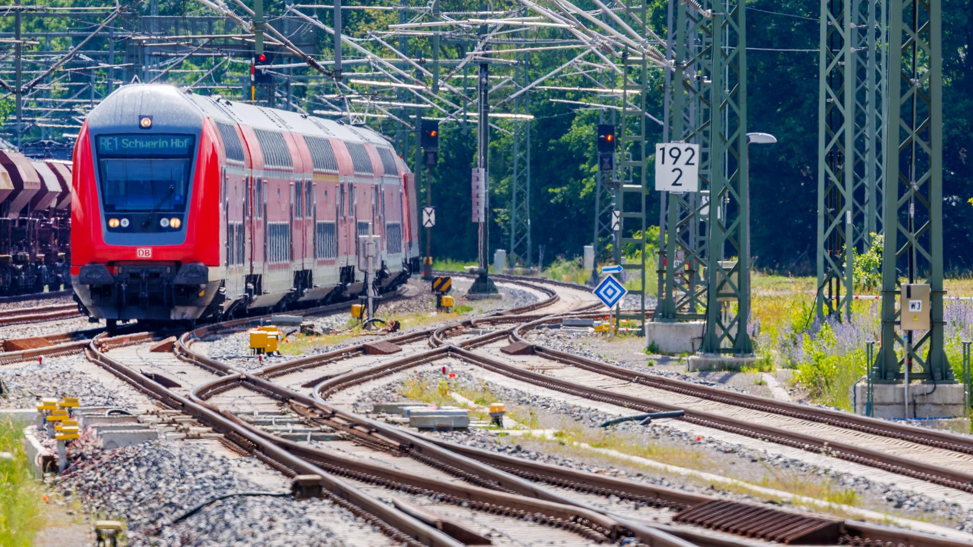 Ein Regionalexpress fährt von der Hauptstrecke Hamburg - Berlin im Bahnhof Hagenow nach Schwerin ab.