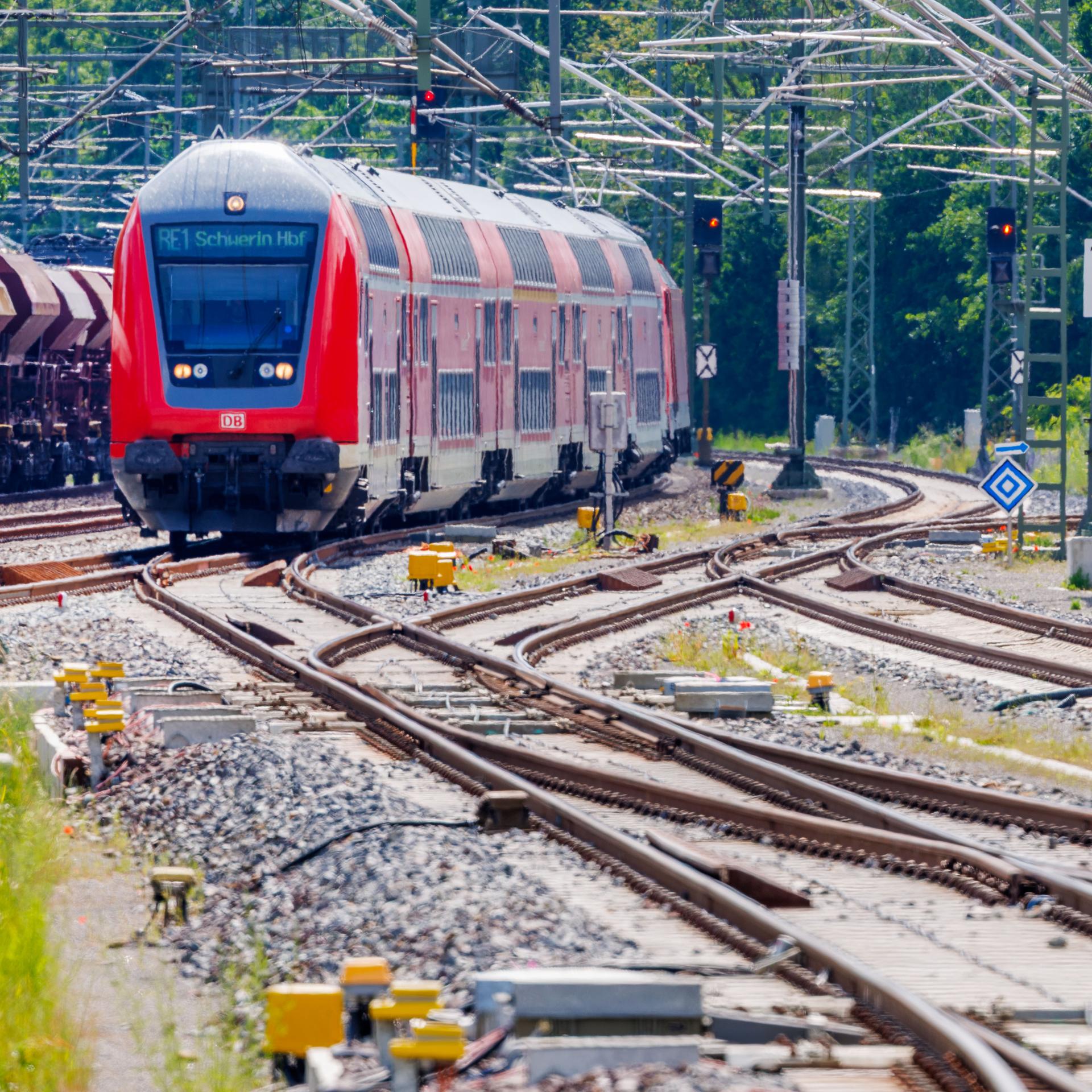 Ein Regionalexpress fährt von der Hauptstrecke Hamburg - Berlin im Bahnhof Hagenow nach Schwerin ab.