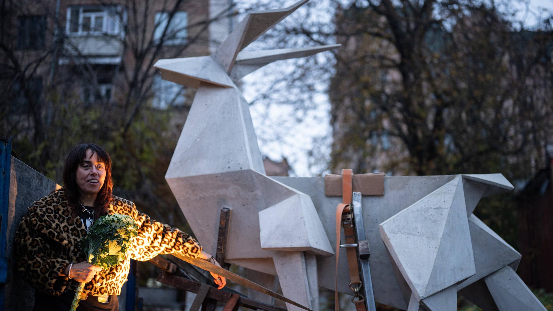 Die ukrainische Künstlerin Schanna Kadyrowa nimmt am 22. Oktober 2025 in Kiew, Ukraine, an der Präsentation der Skulptur „Origami Deer 2019” teil.