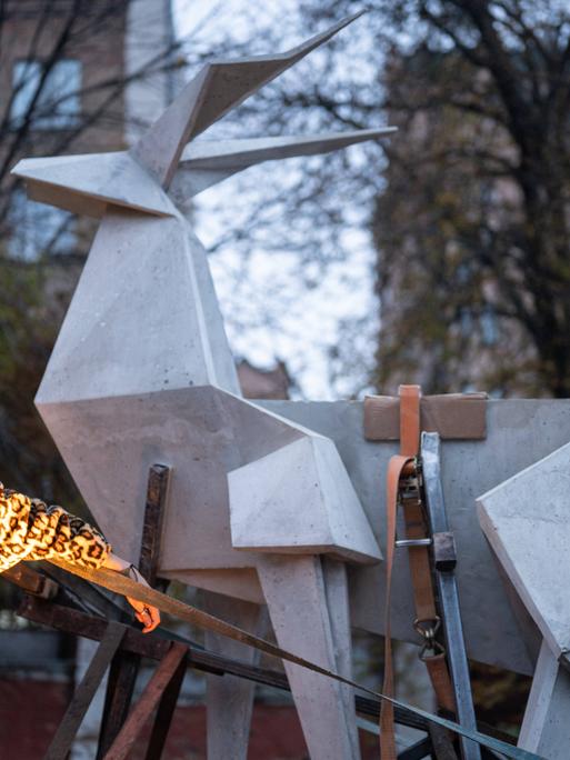 Die ukrainische Künstlerin Schanna Kadyrowa nimmt am 22. Oktober 2025 in Kiew, Ukraine, an der Präsentation der Skulptur „Origami Deer 2019” teil.