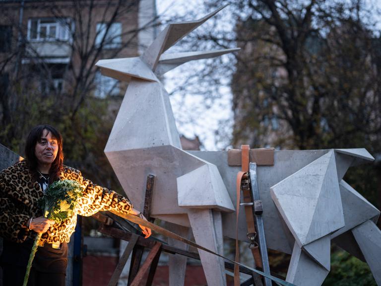 Die ukrainische Künstlerin Schanna Kadyrowa nimmt am 22. Oktober 2025 in Kiew, Ukraine, an der Präsentation der Skulptur „Origami Deer 2019” teil.