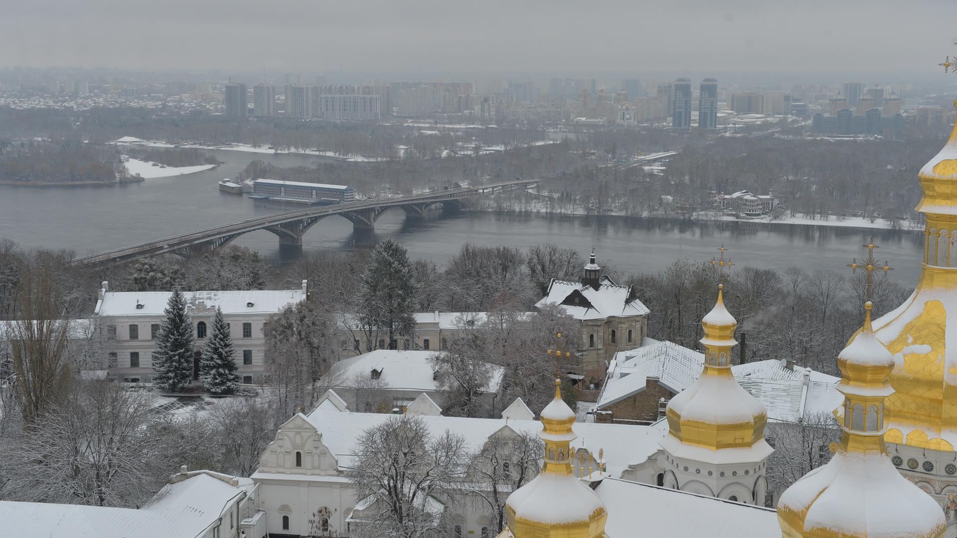 Die Stadtansicht von Kiew ist am 22.11.2023 noch vom Winteranfang und dem ersten Schneefall geprägt. 