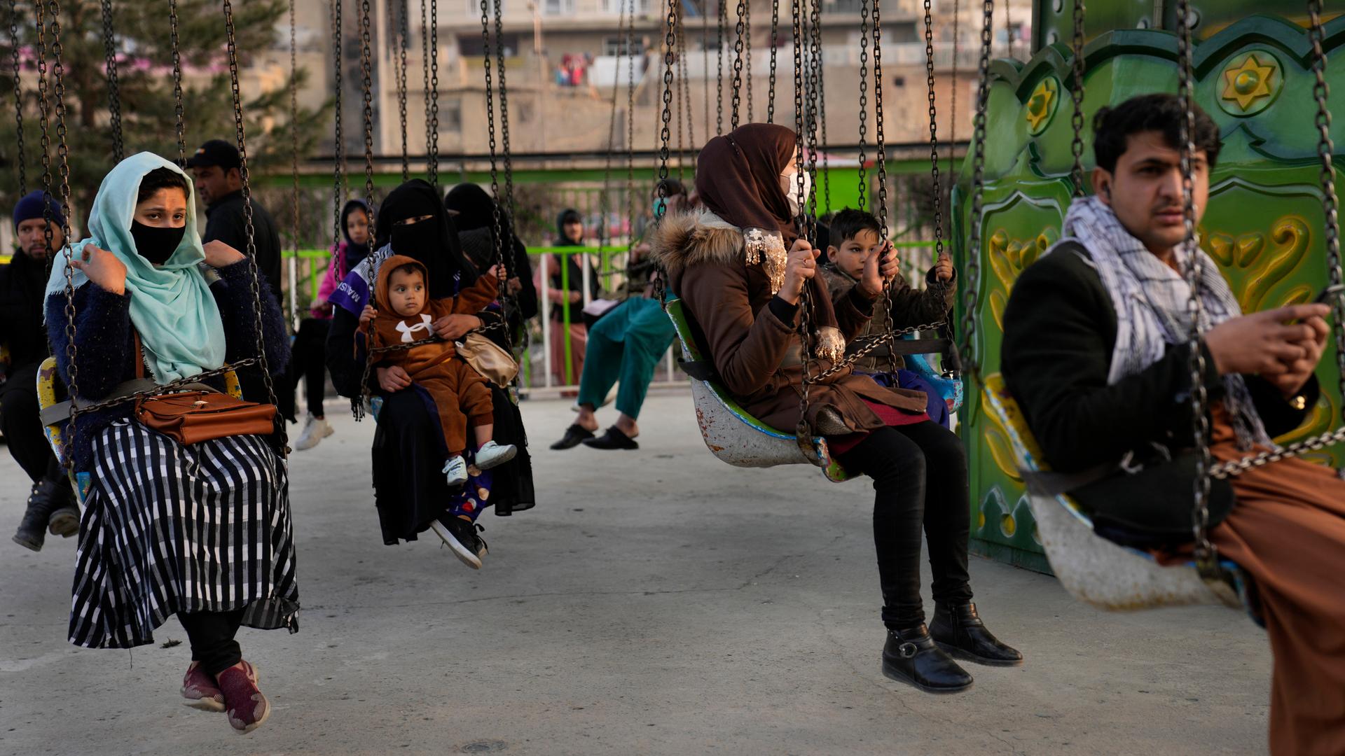 Männer und Frauen in einem Freizeitpark in Kabul.