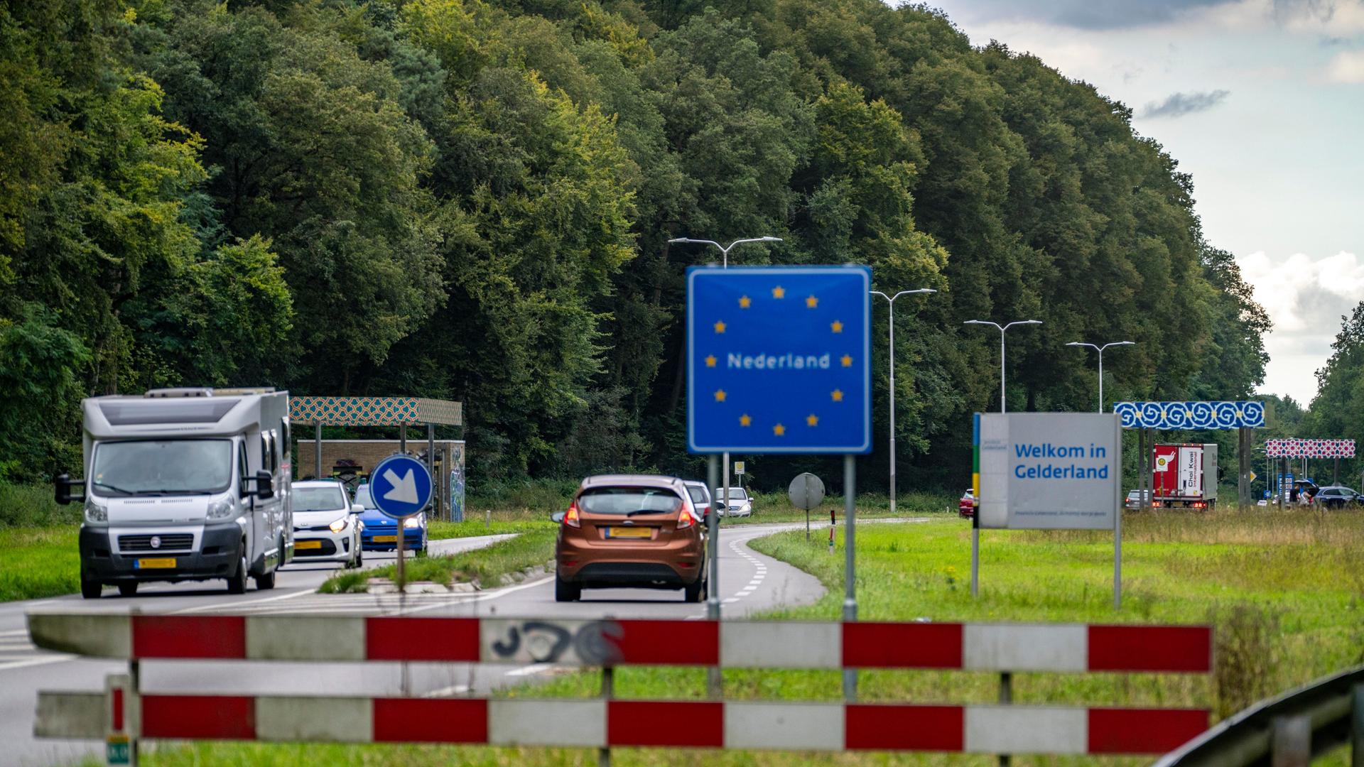 Eine Grüne Grenze, Grenzübergang ohne Kontrollen, bei Kranenburg, Bundesstraße B9, in NL N325, von Deutschland in die Niederlande