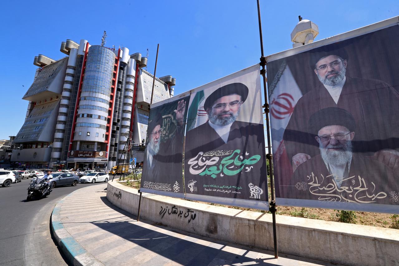 Banner an einem Platz in der iranischen Hauptstadt Teheran. Abgebildet sind darauf der getötete oberste Führer des Iran, Ayatollah Ali Khamenei, sowie sein Sohn Mojataba Khamenei.