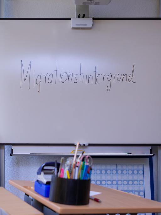 Melle, Deutschland 05. April 2022: Auf einer Tafel in einem Klassenzimmer einer Schule steht, Migrationshintergrund.