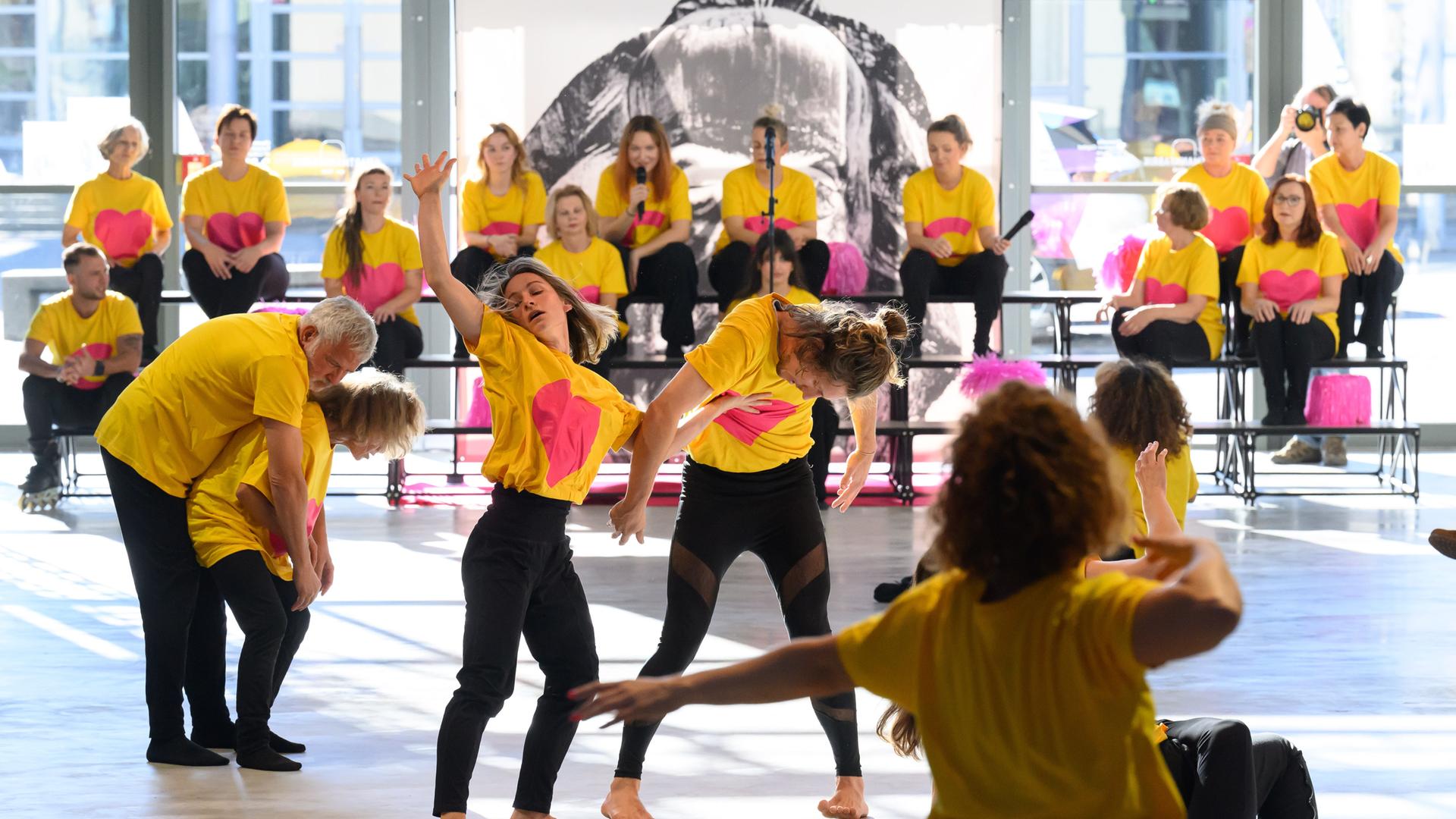 Chemnitz: Tänzerinnen und Tänzer eröffnen in der historischen Hartmann-Industriehalle mit der Intervention "Everybody Dance Now #Chemnitz" die Programmvorstellung der Kulturhauptstadt 2025 in Chemnitz.