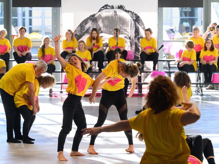 Chemnitz: Tänzerinnen und Tänzer eröffnen in der historischen Hartmann-Industriehalle mit der Intervention "Everybody Dance Now #Chemnitz" die Programmvorstellung der Kulturhauptstadt 2025 in Chemnitz.