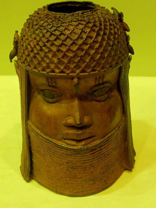Eine Bronzeplastik zeigt den Kopf eines Königs im Reich Dahomey.