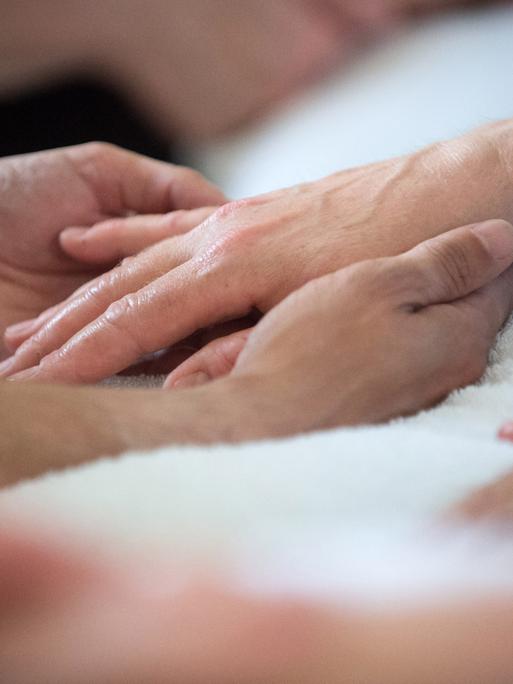Sich berührende Hände auf einer Pflegestation im brandenburgischen Bernau