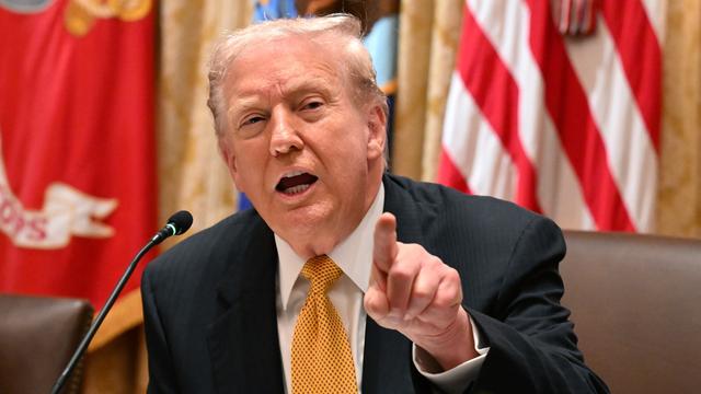 US-Präsident Donald Trump zeigt mit dem Finger im Richtung Kamera bei einer Rede.