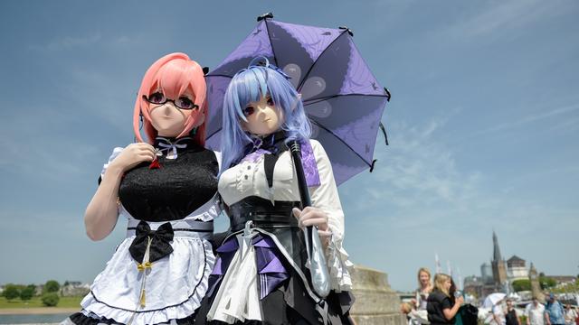 Zwei Frauen haben sich als Figuren aus japanischen Manga-Comics verkleidet.