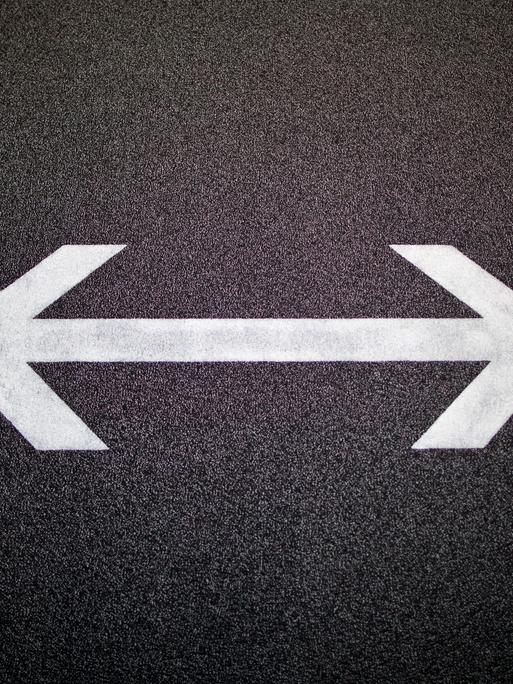 Richtungspfeil auf dem Boden nach rechts und links.