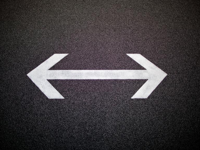 Richtungspfeil auf dem Boden nach rechts und links.
