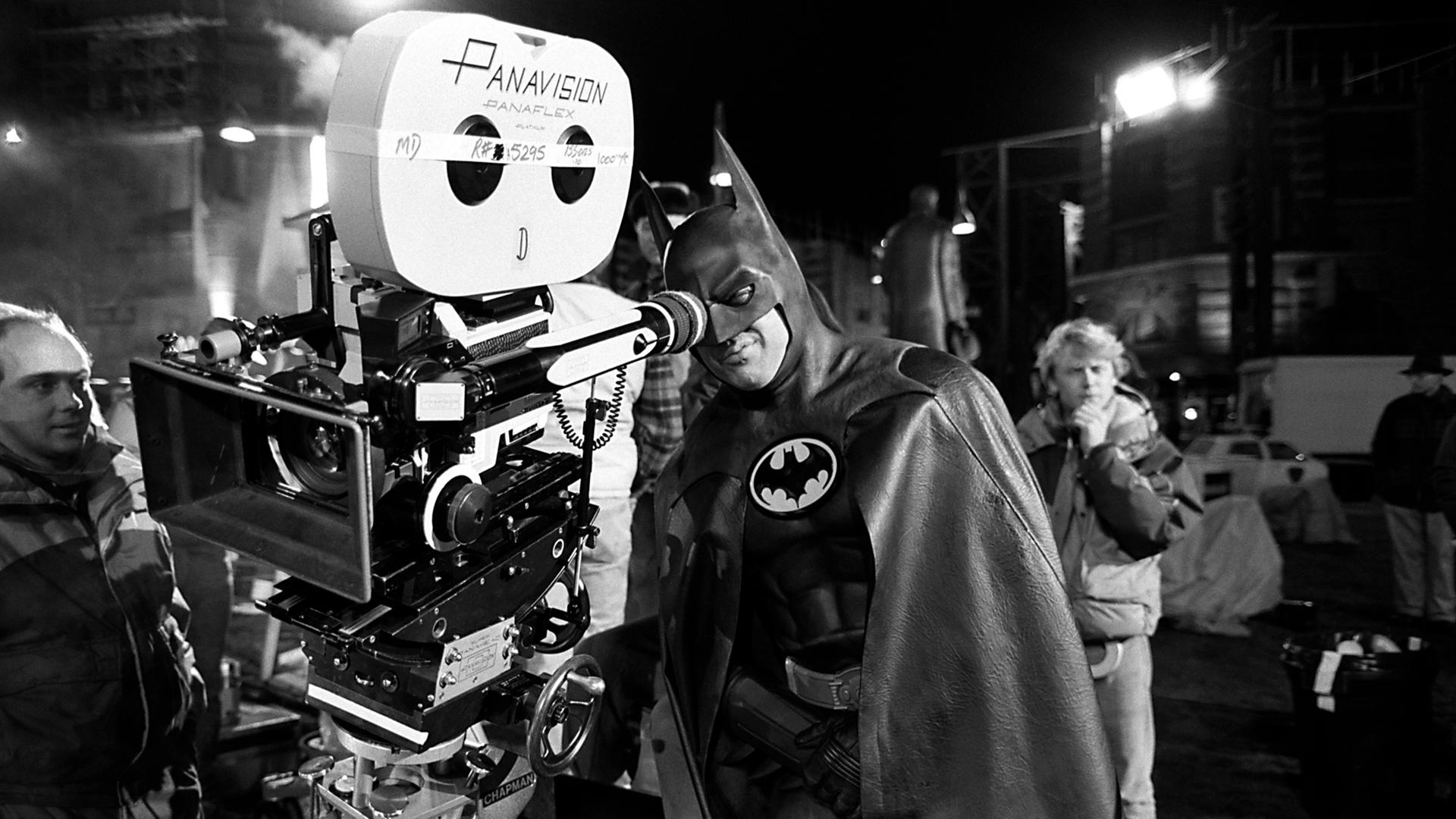 Schwarz-weiß Aufnahme: Der amerikanische Schauspieler Michael Keaton versucht den Blick hinter die Kamera, während der Dreharbeiten zu "Batman" 1989.