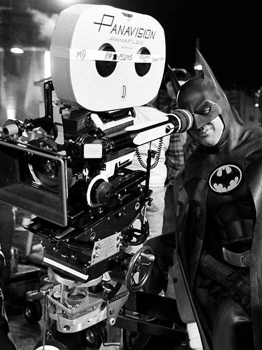 Schwarz-weiß Aufnahme: Der amerikanische Schauspieler Michael Keaton versucht den Blick hinter die Kamera, während der Dreharbeiten zu "Batman" 1989.