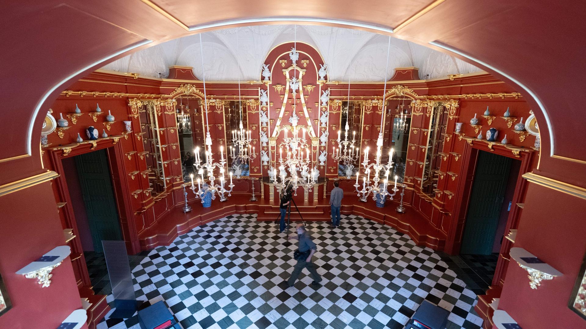 Teilnehmende eines Presserundgangs stehen im Porzellankabinett auf der Fest-Etage im Dresdner Residenzschloss.