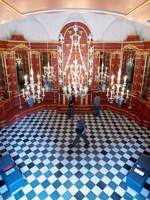 Teilnehmende eines Presserundgangs stehen im Porzellankabinett auf der Fest-Etage im Dresdner Residenzschloss.