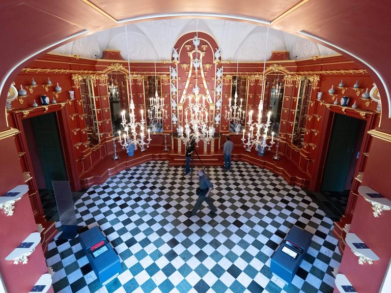 Teilnehmende eines Presserundgangs stehen im Porzellankabinett auf der Fest-Etage im Dresdner Residenzschloss.