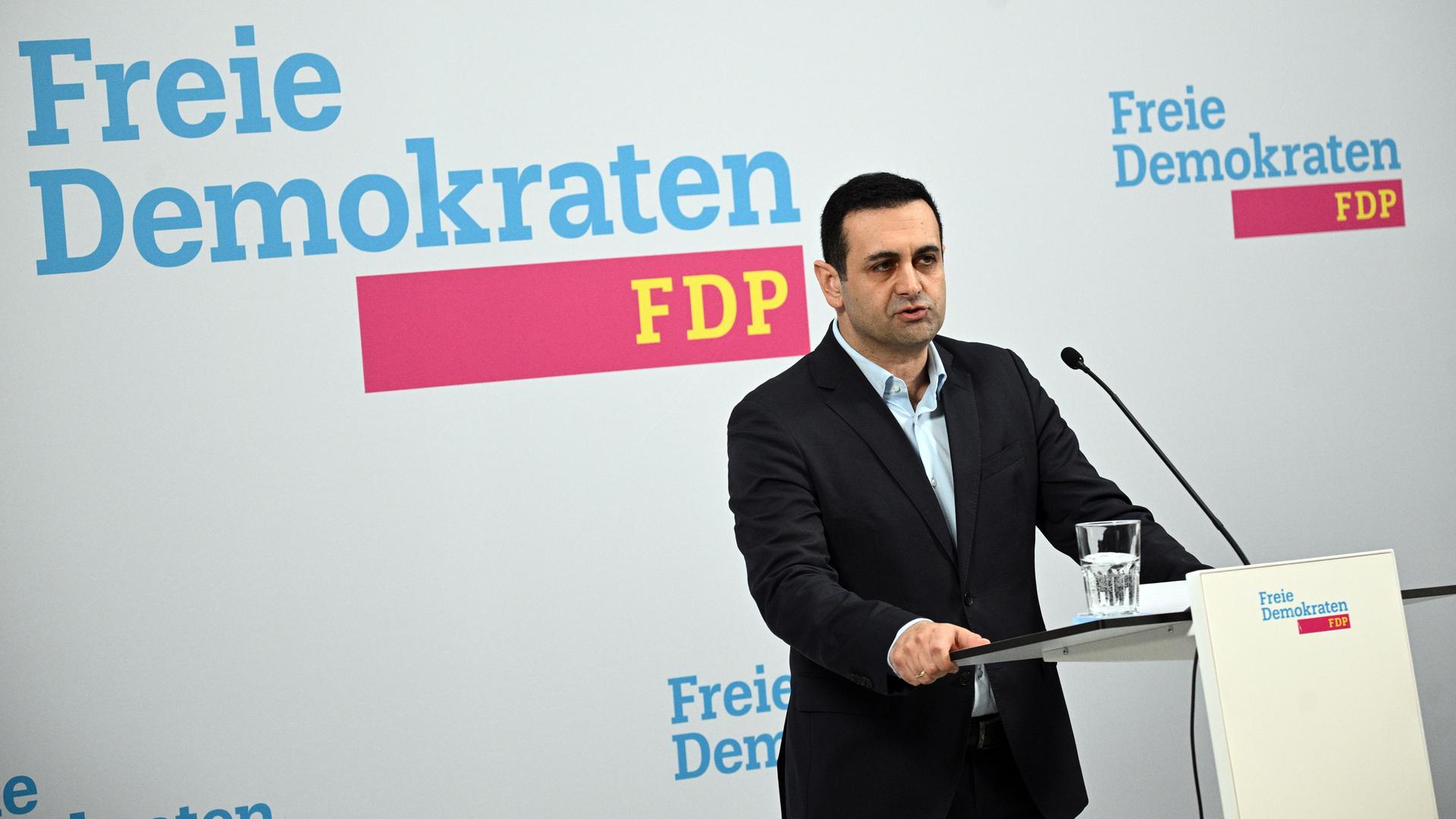 Bijan Djir-Sarai, FDP-Generalsekretär, spricht während eines Statements in der FDP-Bundesgeschäftsstelle. 