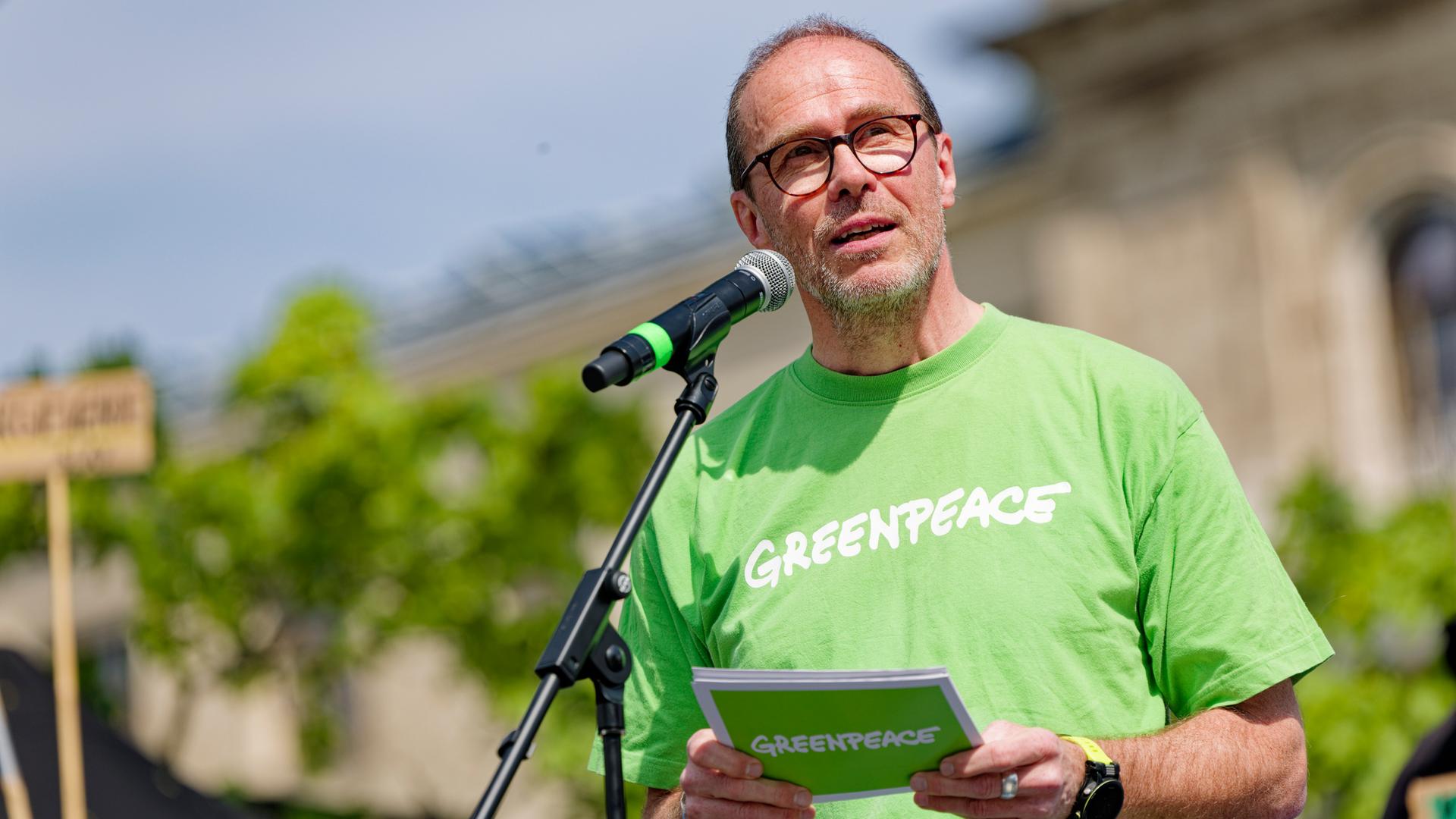 Martin Kaiser, Geschäftsführender Vorstand Greenpeace Deutschland, als Sprecher auf der Bühne bei einer Kundgebung