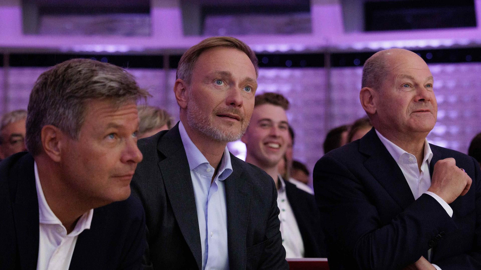 Robert Habeck (l-r, Die Grünen), Bundeswirtschaftsminister, Christian Lindner (FDP), Bundesfinanzminister, und Bundeskanzler Olaf Scholz (SPD), nehmen am Startup Germany Summit 2024 des Bundesministerium für Wirtschaft und Klimaschutz teil.