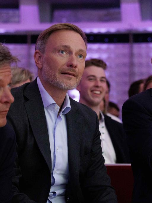 Robert Habeck (l-r, Die Grünen), Bundeswirtschaftsminister, Christian Lindner (FDP), Bundesfinanzminister, und Bundeskanzler Olaf Scholz (SPD), nehmen am Startup Germany Summit 2024 des Bundesministerium für Wirtschaft und Klimaschutz teil.